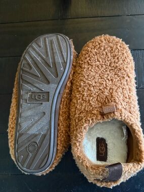UGG Chestnut Sherpa Slip-On Slippers